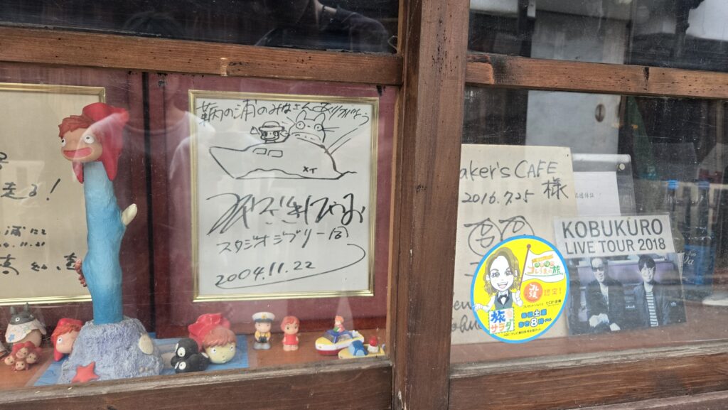 カフェに飾られたポニョフィギア