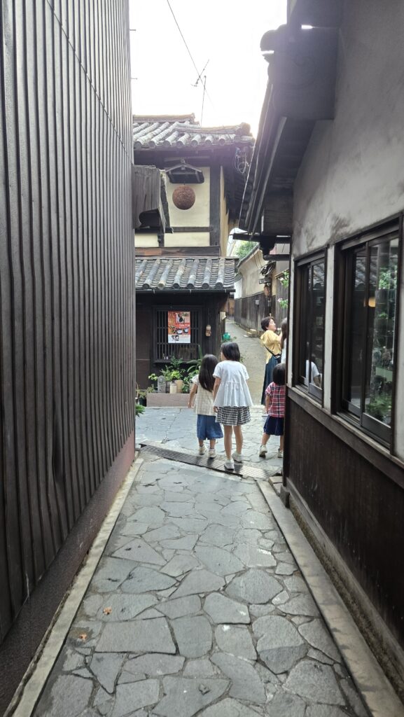細い路地裏と子供たち