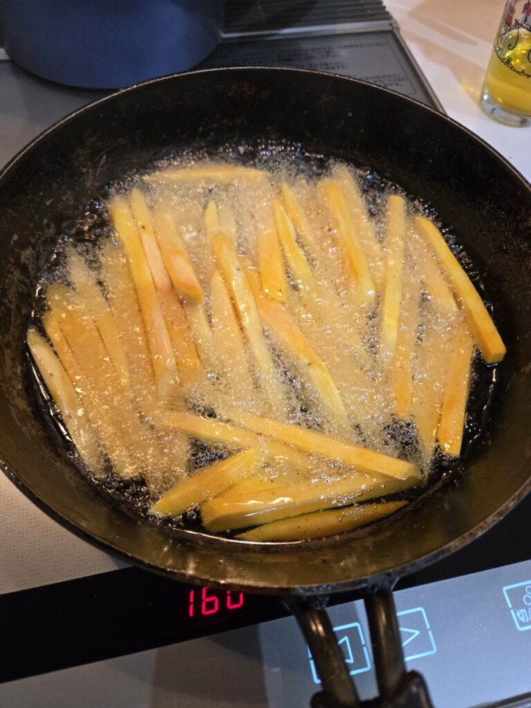 いい感じに上がっているサツマイモスティック