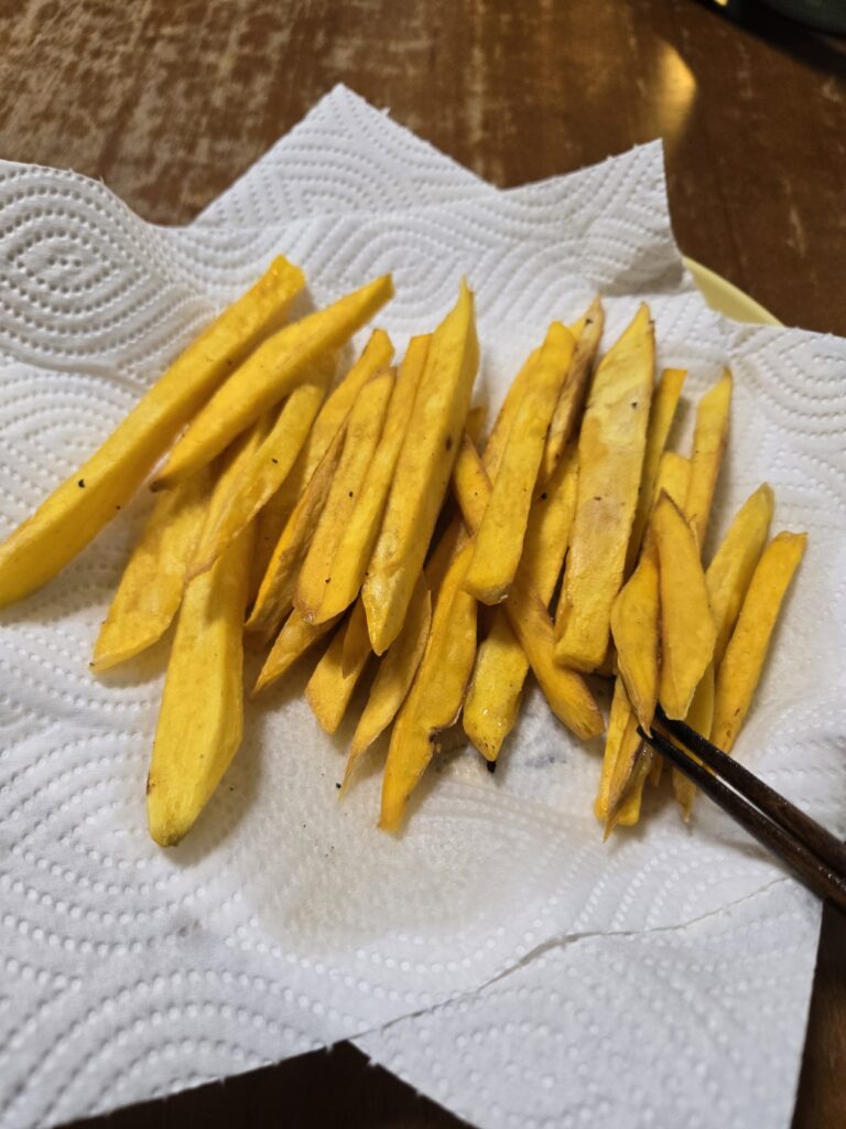 揚げたてのさつまいもスティック
